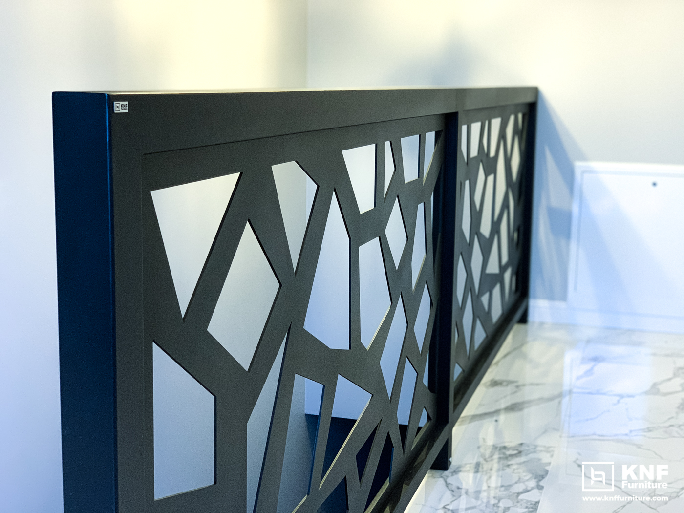 Ażurowa balustrada stalowa z geometrycznym wzorem KNF Furniture Ełk