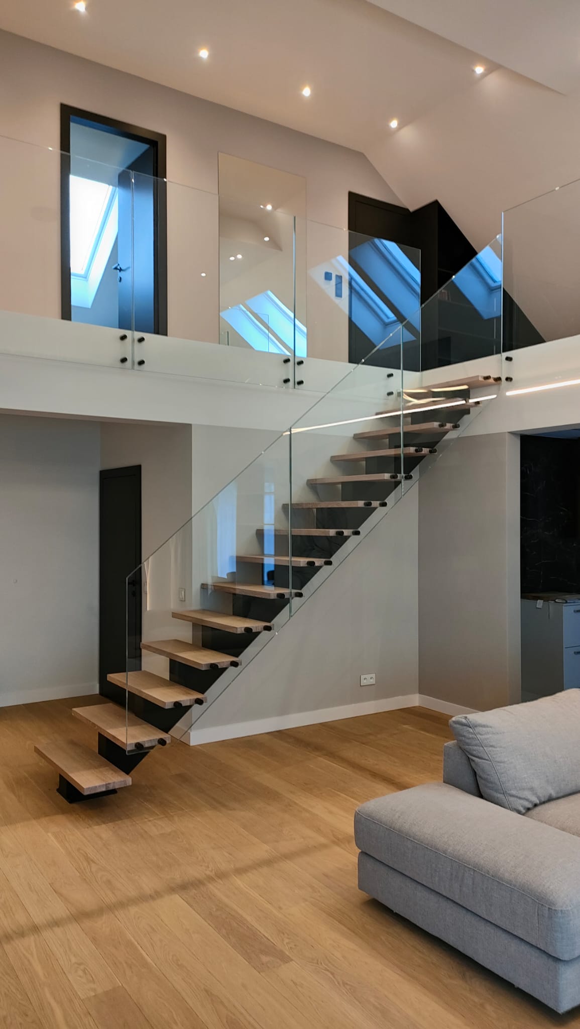 Schody samonośne ze szklaną balustradą Ełk