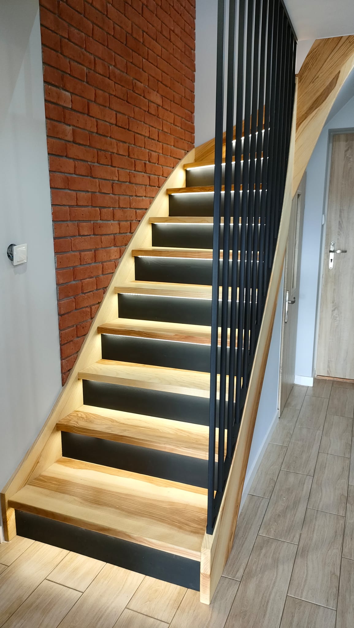 Schody policzkowe z balustradą stalową Ełk