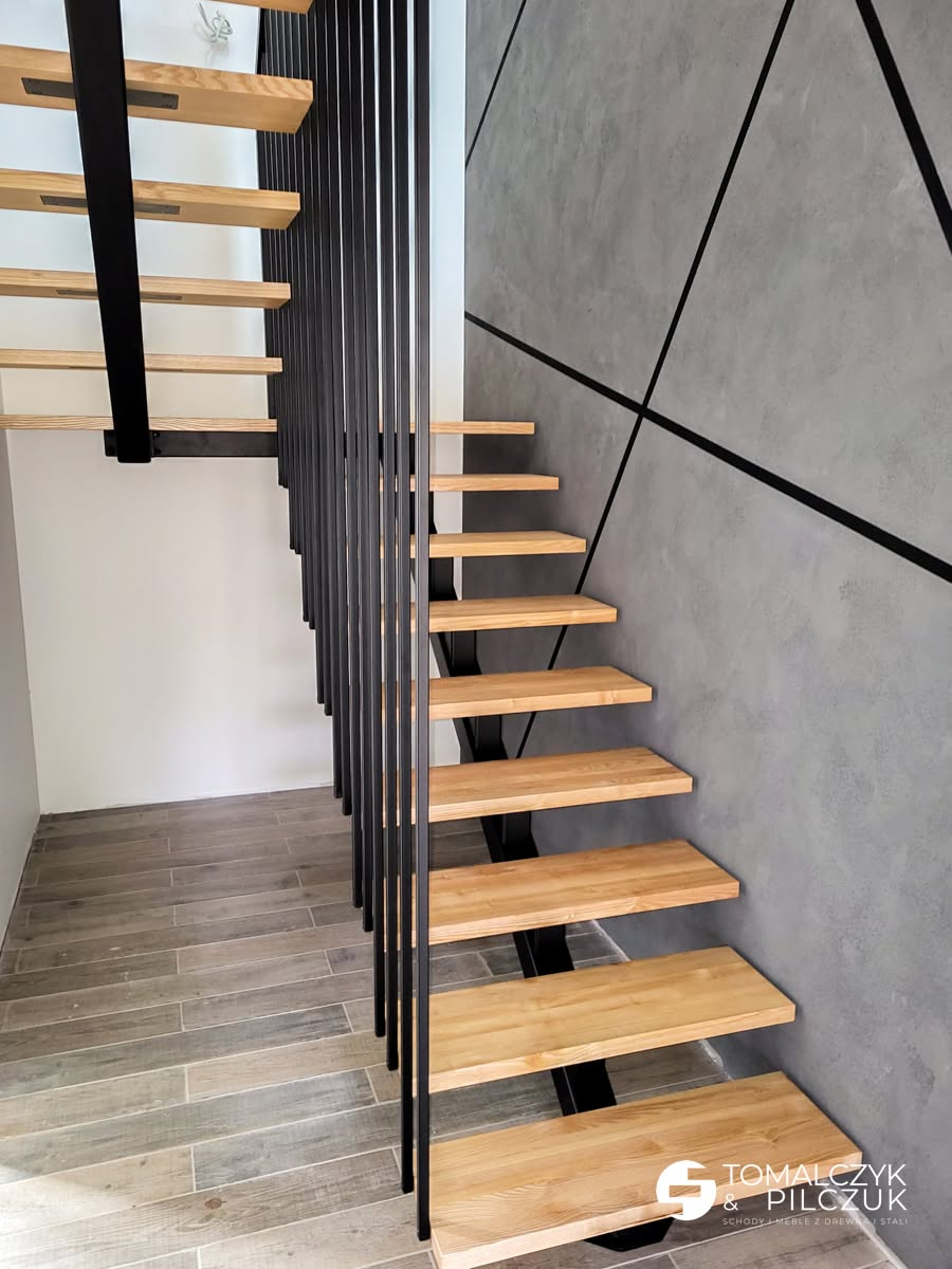 Gięte schody dębowe z ażurową balustradą stalową Ełk