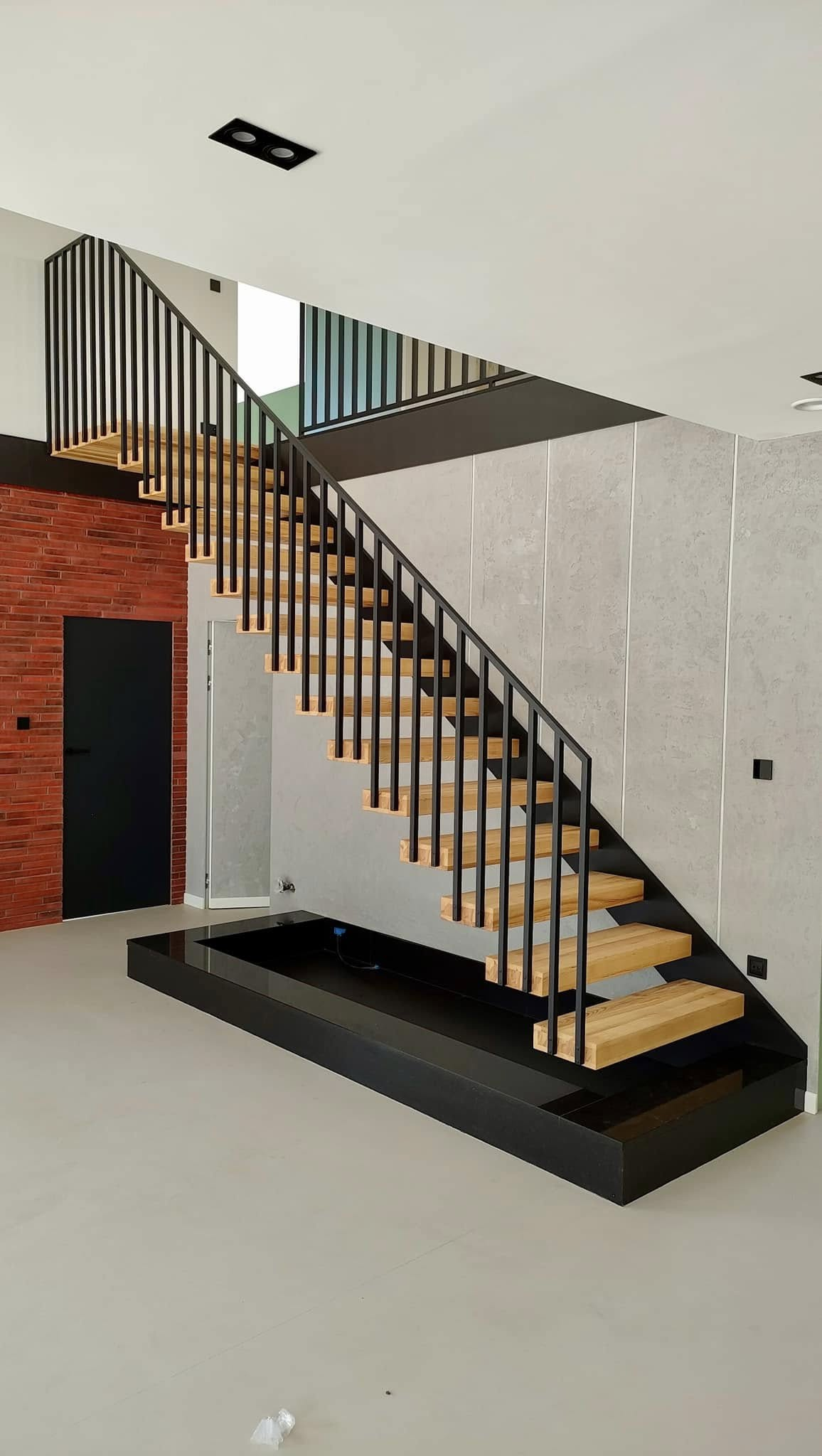 Schody z drewna i stali z pionową balustradą stalową Ełk