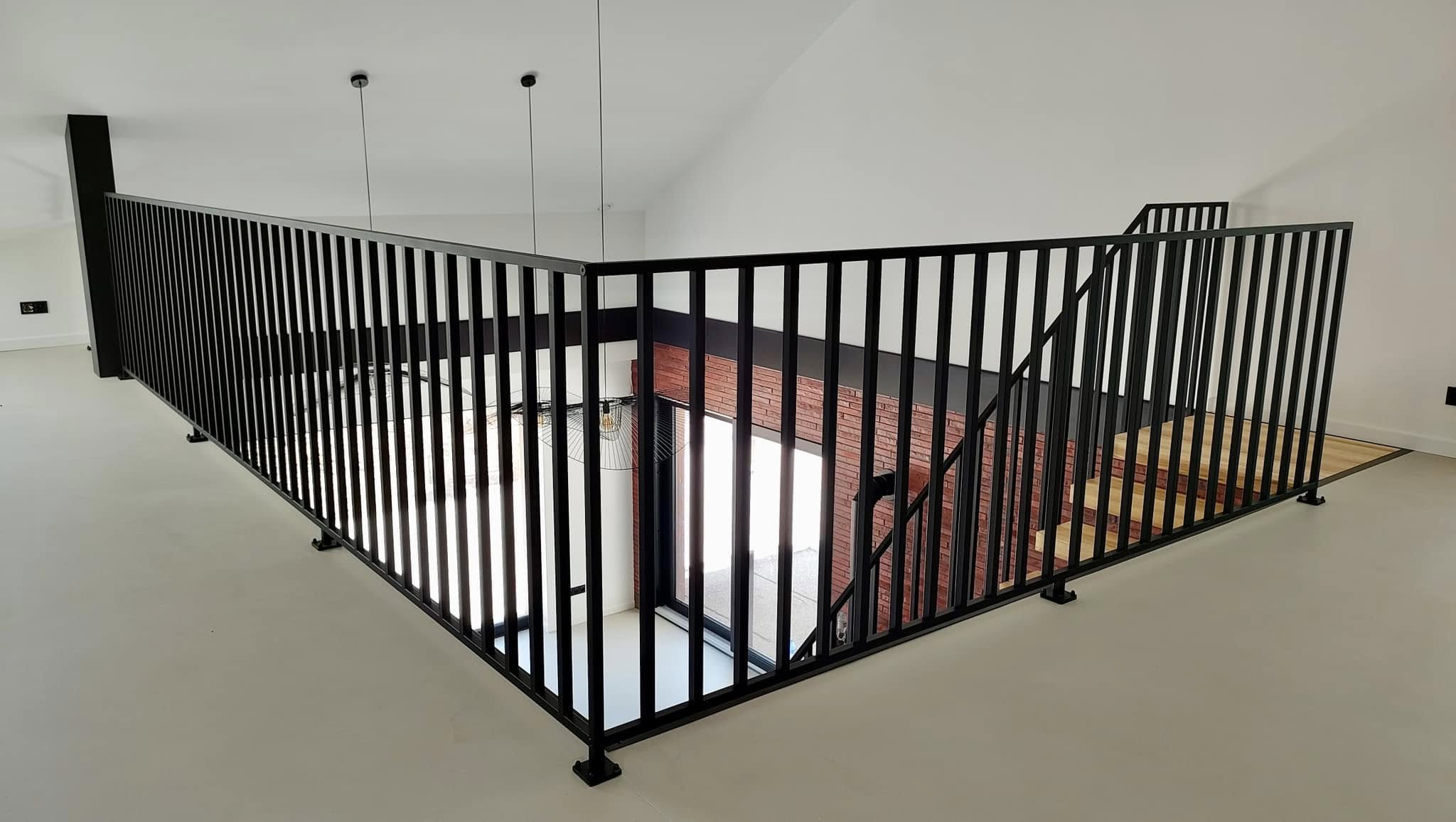 Balustrada antresoli z pionowych profili stalowych Ełk