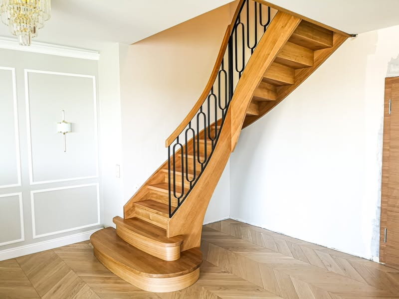 Schody dębowe z giętą balustradą i tralkami stalowymi Ełk
